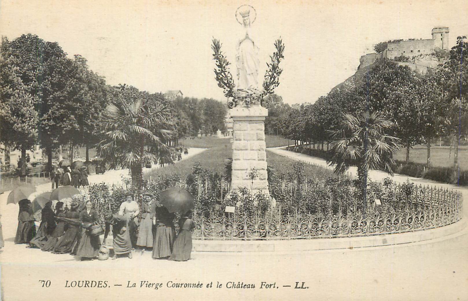 CPA Lourdes La Vierge Couronnee et le Chateau Fort