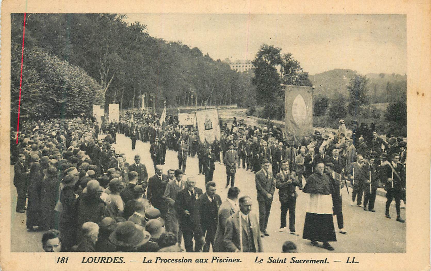 CPA Lourdes La Procession aux Piscines Le Saint Sacrement