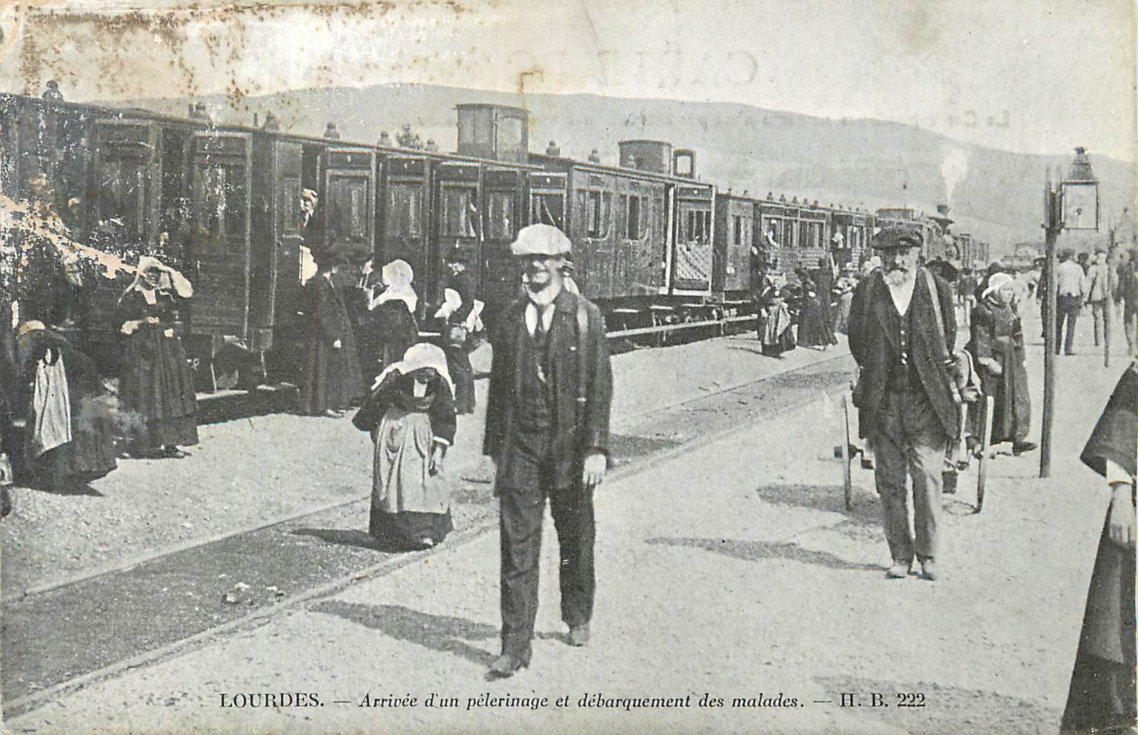 CPA Lourdes Arrivee d'un Pelerinage et Debarquement des Malades