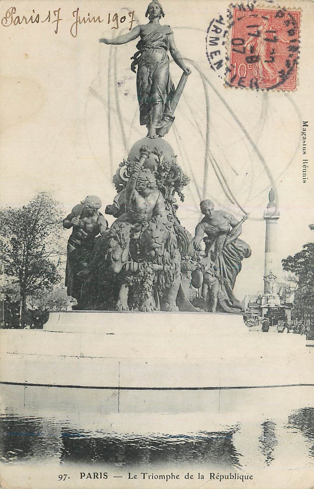 CPA Paris Le Triomphe de la Republique Lion