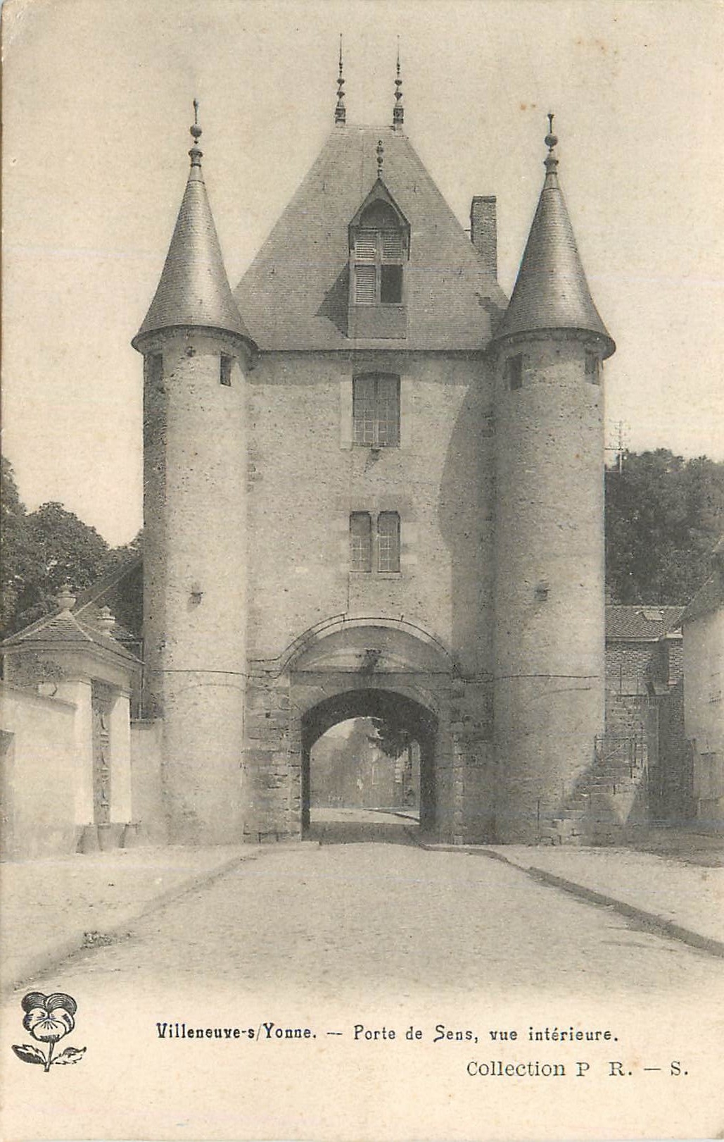 CPA Villeneuve sur Yonne Porte de Sens Vue Interieure