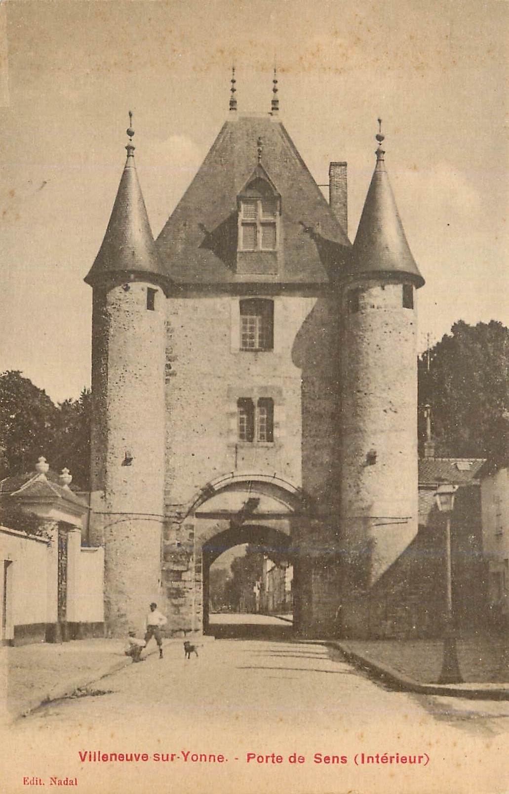 CPA Villeneuve sur Yonne Porte de Sens (Interieur)