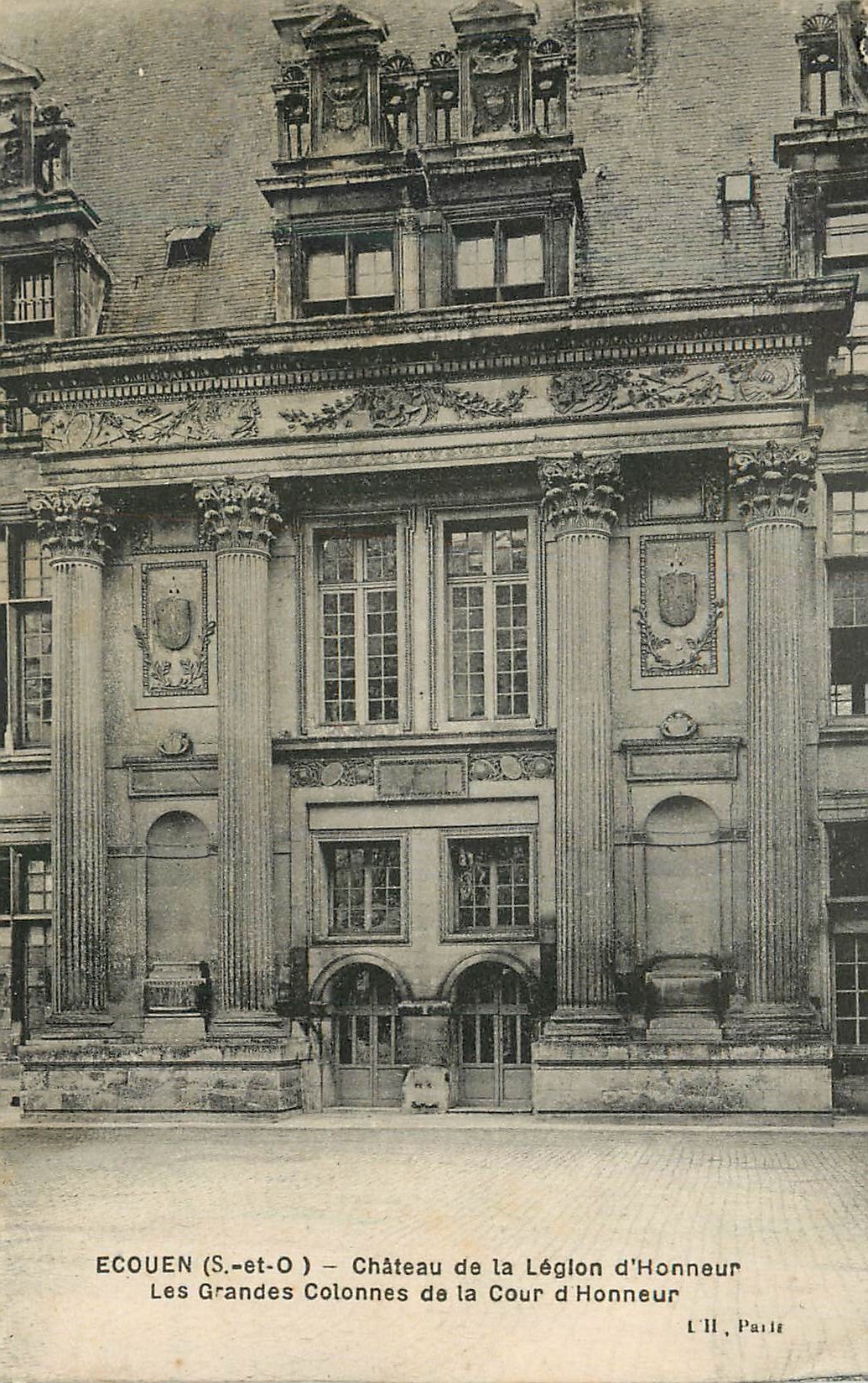 ÉCOUEN (S.-et-O) — Château de la Légion d'Honneur — Les Grandes Colonnes de la Cour d'Honneur — L. II, Paris