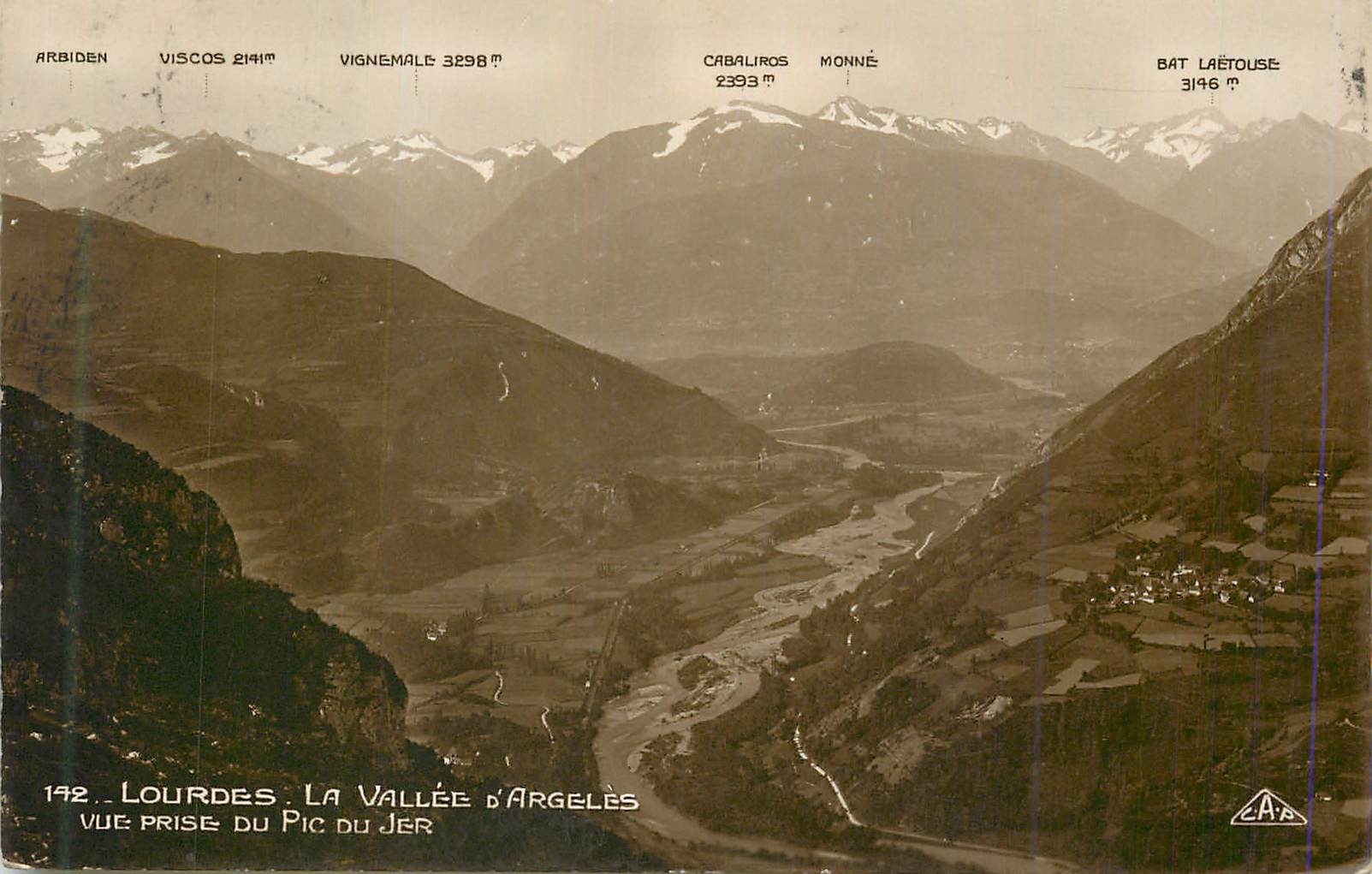 CPA Lourdes La Vallee d'Argeles Vue prise du Pic du Jer
