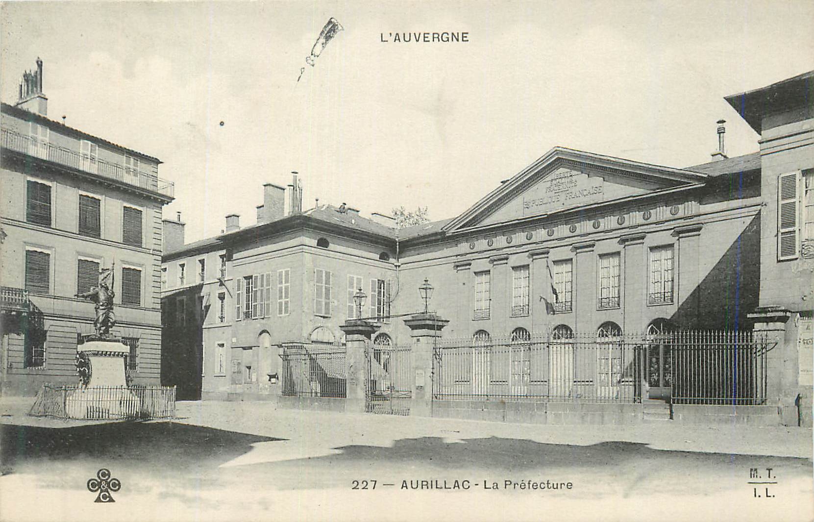 CPA L'Auvergne Aurillac La Prefecture