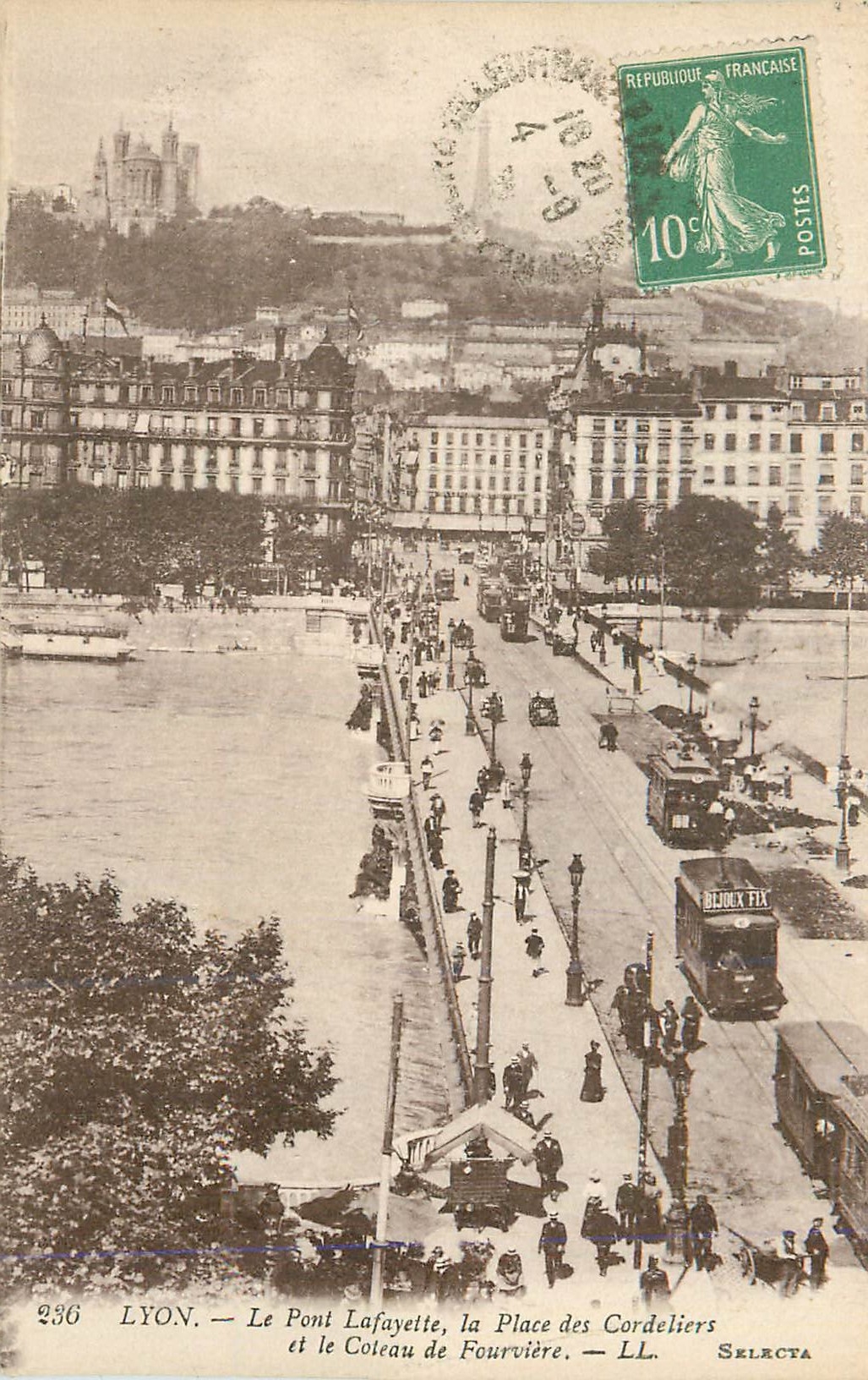 CPA Lyon Le Pont Lafayette la Place des Cordeliers et le Coteau de Fouvriere Tramway