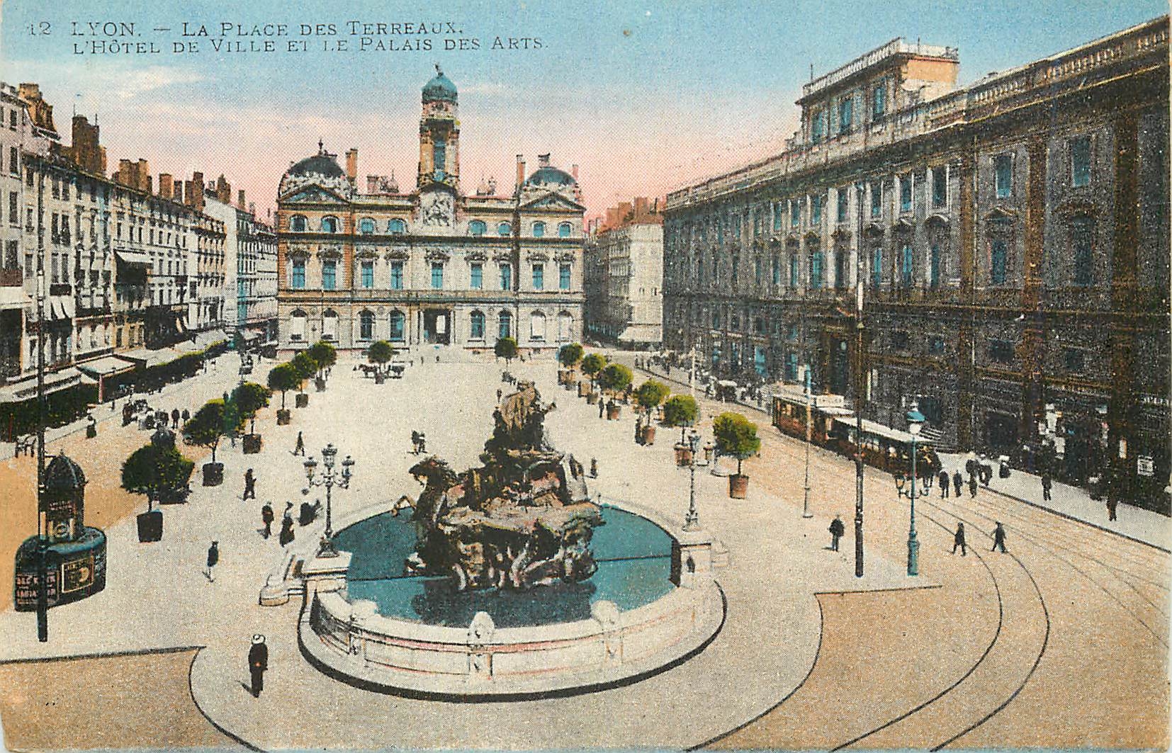 CPA Lyon La Place des Torreaux L'Hotel de Ville et le Palais d'Arts Tramway