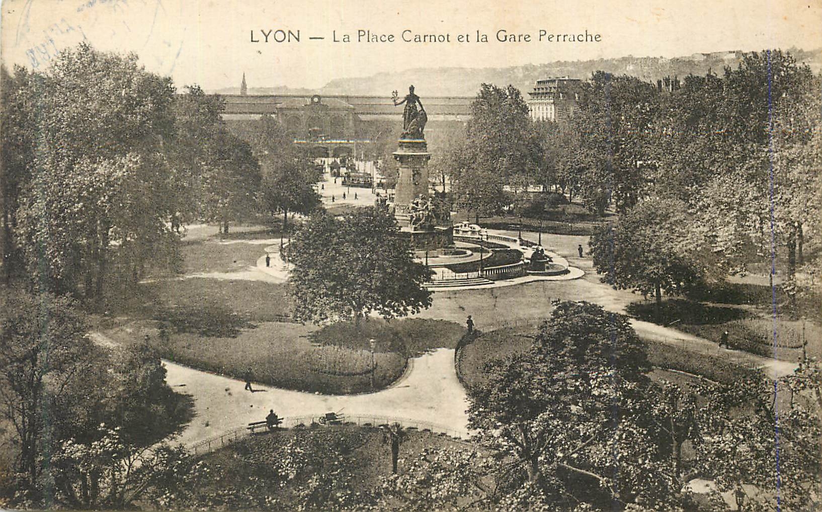 LYON — La Place Carnot et la Gare Perrache