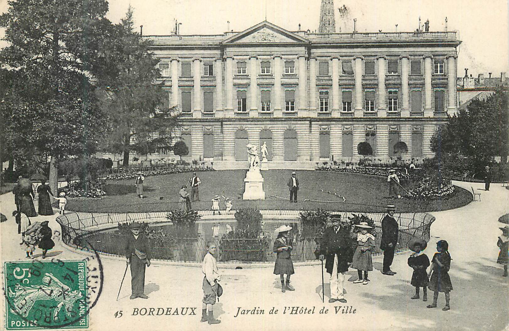 CPA Bordeaux Jardin de l'Hotel de Ville