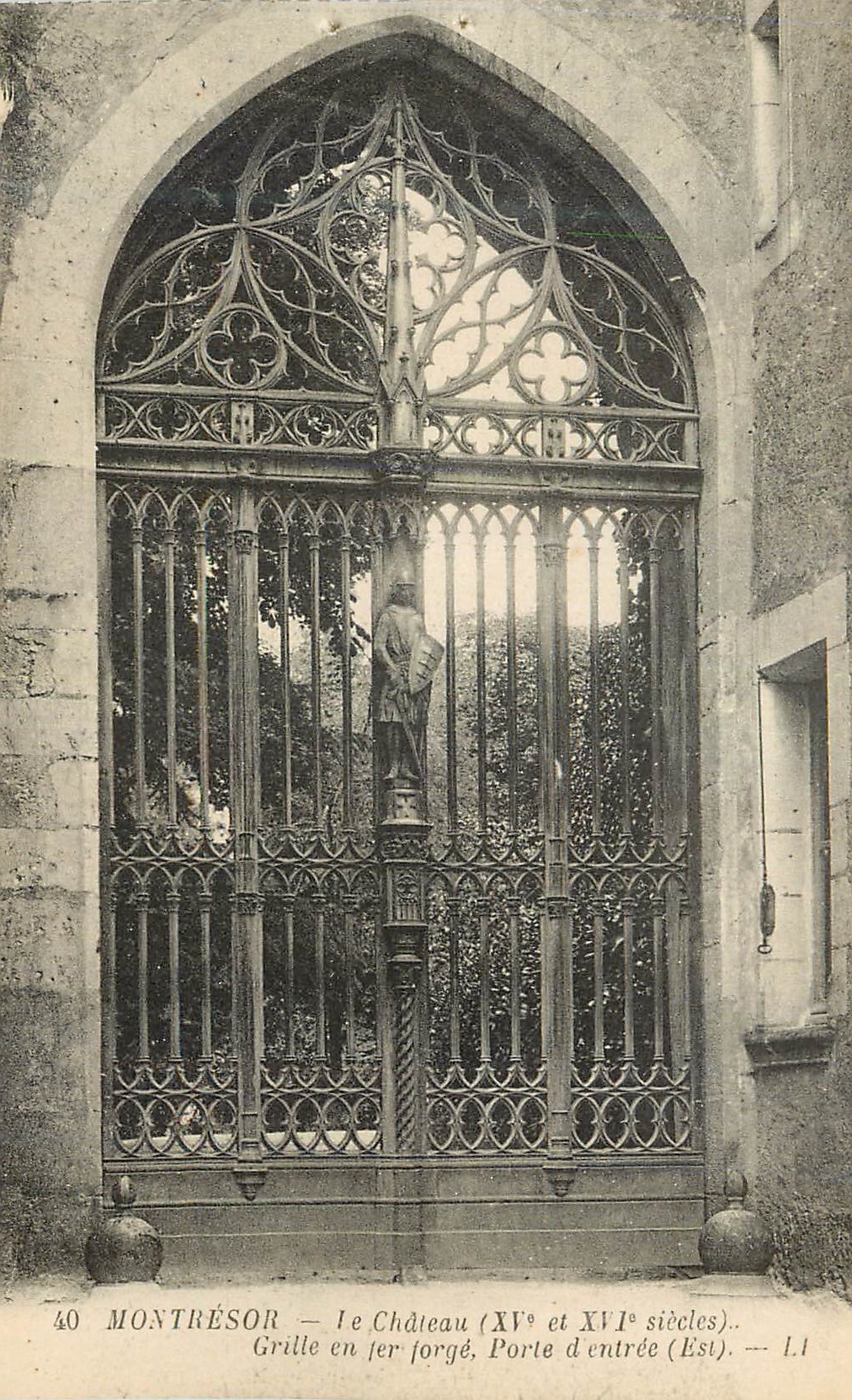 CPA Montresor Le Chateau (XVe et XVIe Siecles) Grille en Fer Forge Porte d'Entree (Est)