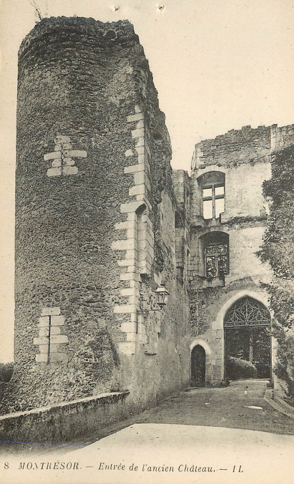 CPA Montresor Entree de l'Ancien Chateau
