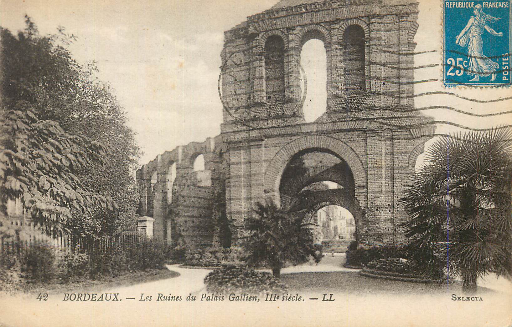 CPA Bordeaux Les Ruines du Palais Gallien IIIe Siecle
