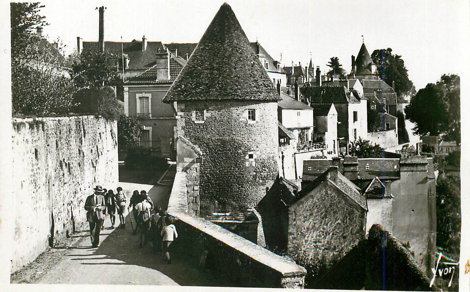 Avallon (Yonne) — Les remparts et tour de l'Escharguet — Éditions d'Art 'YVON'