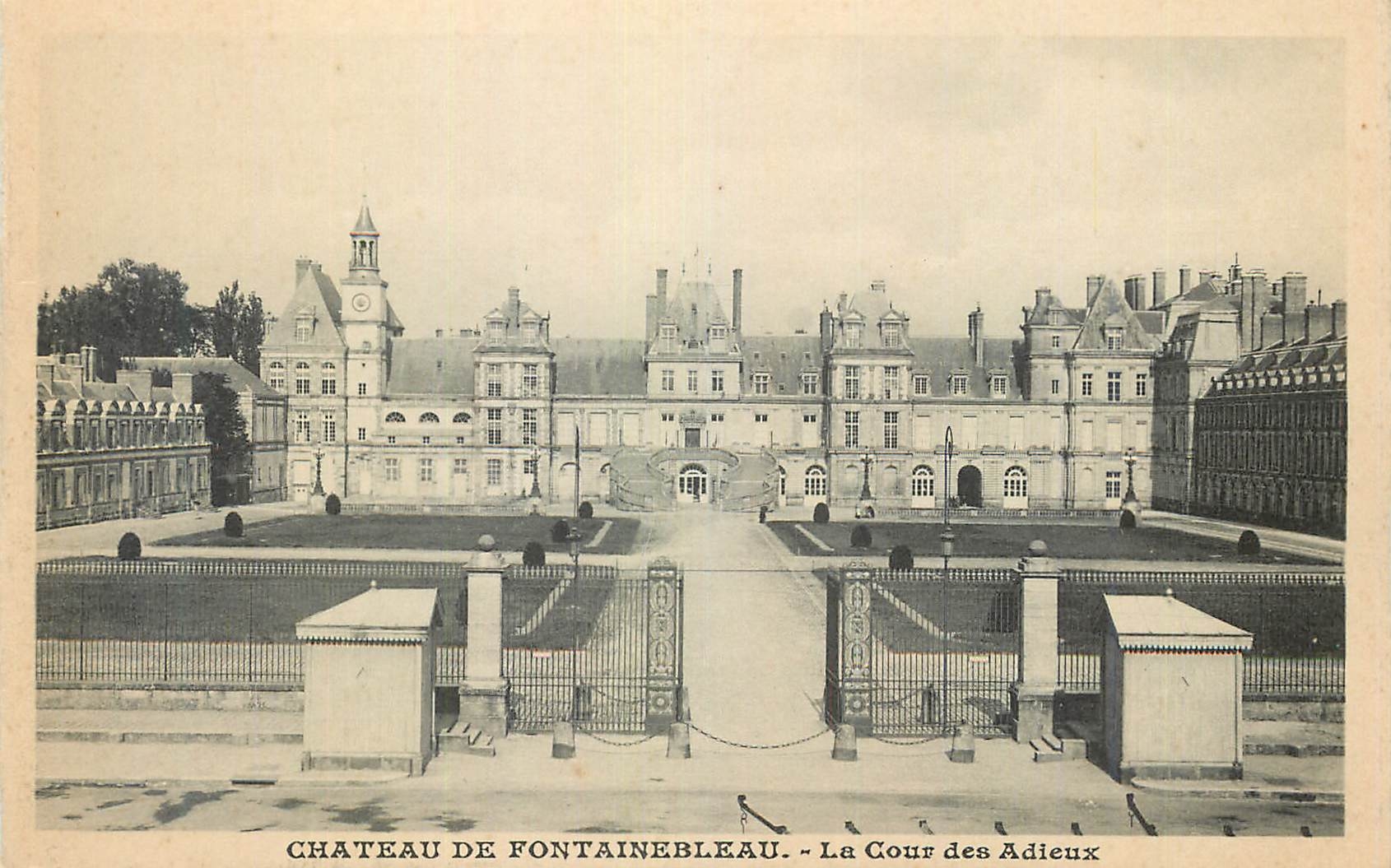 Château de Fontainebleau — La Cour des Adieux