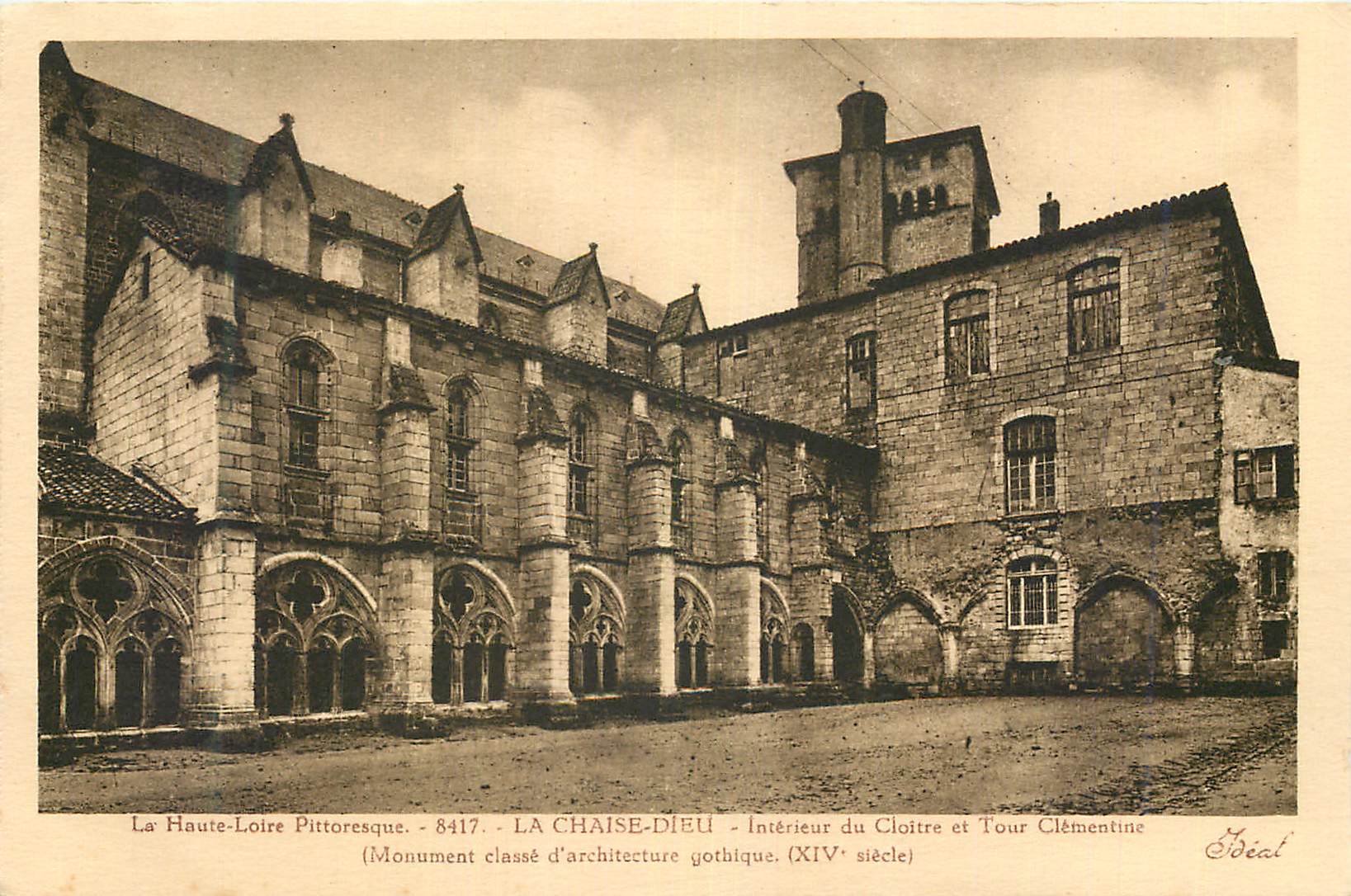 La Chaise-Dieu — Intérieur du Cloître et Tour Clémentine — Monument classé d'architecture gothique (XIVe siècle) — Éditeur Idéal, n° 8417