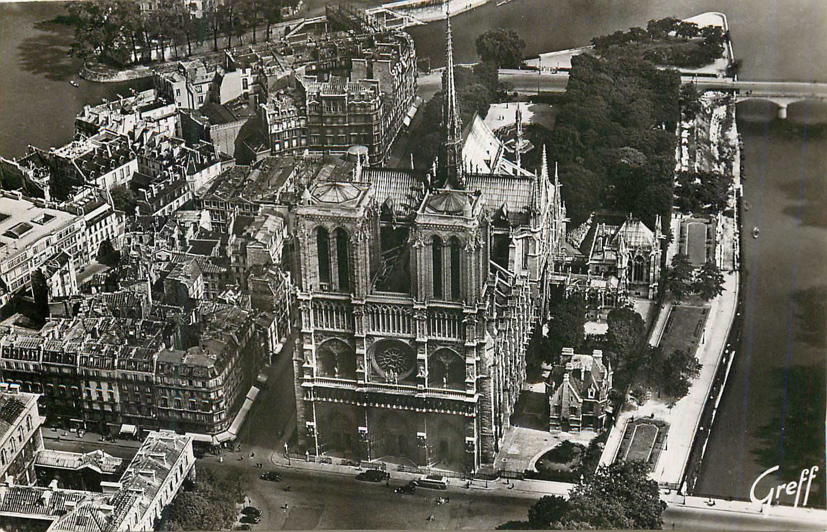 CPM Paris Vue Aerienne Notre Dame de Paris