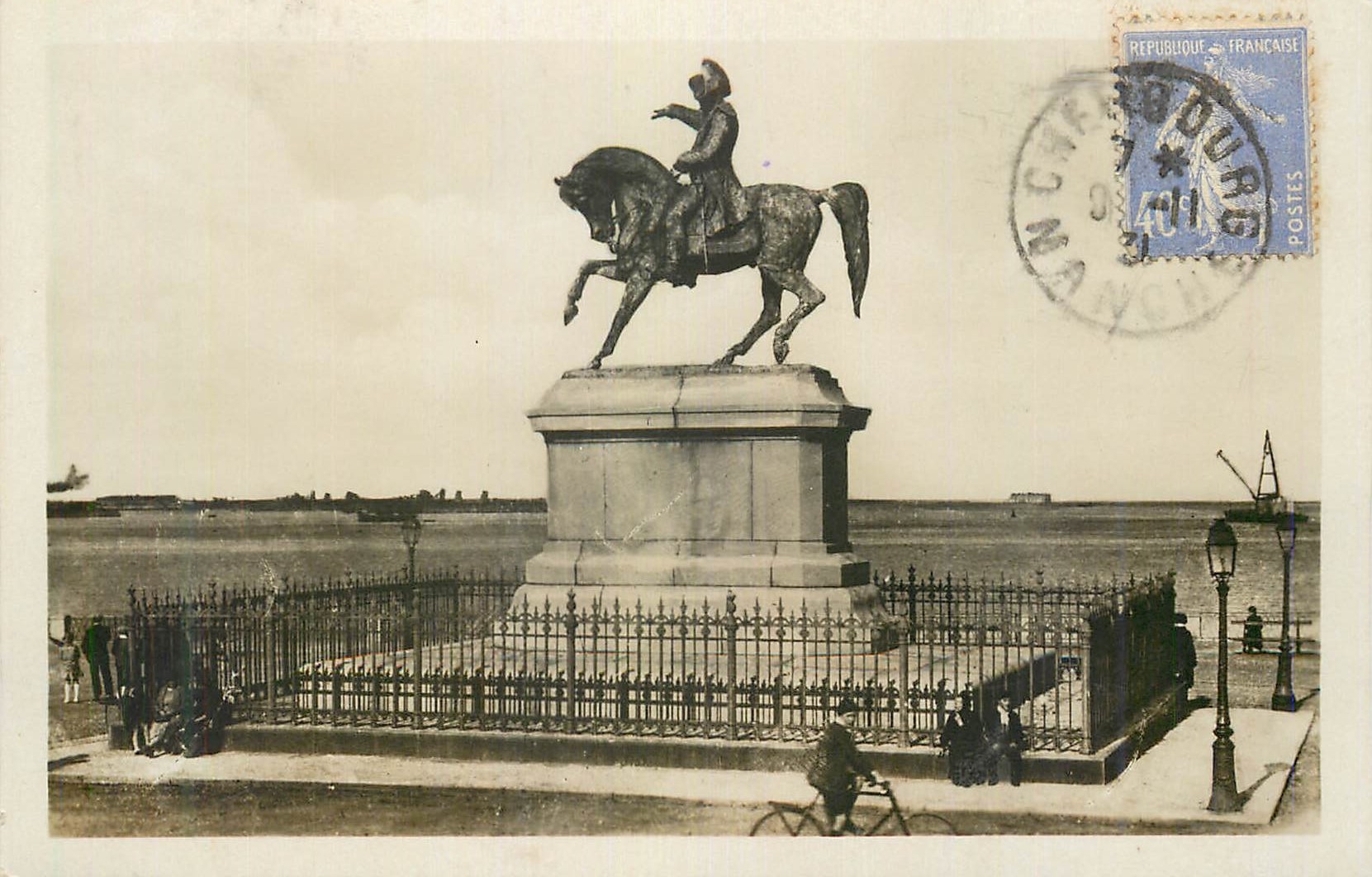 CPA Cherbourg La Statue de Napoleon 1er et la Rade