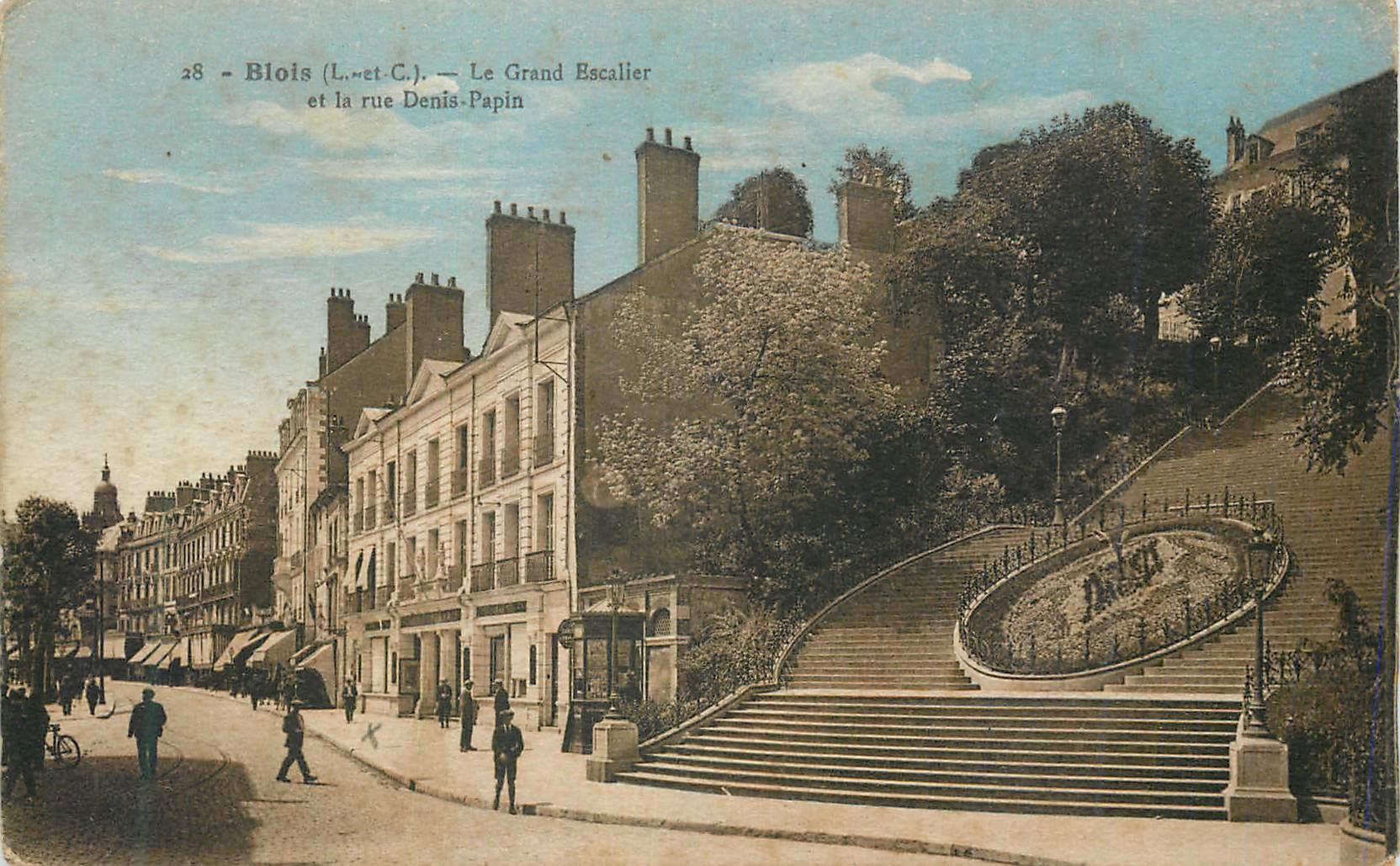 CPA Blois (L et C) Le Grande Escalier et la Rue Denis Papin