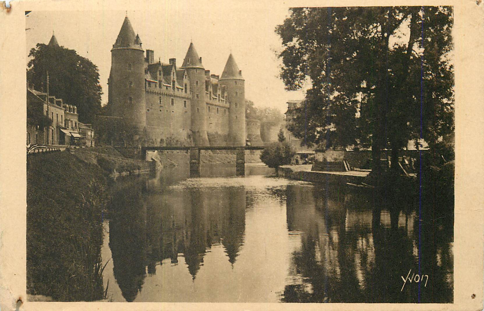 Josselin (Morbihan) — Façade occidentale du château, reflets dans l'Oust — Yvon