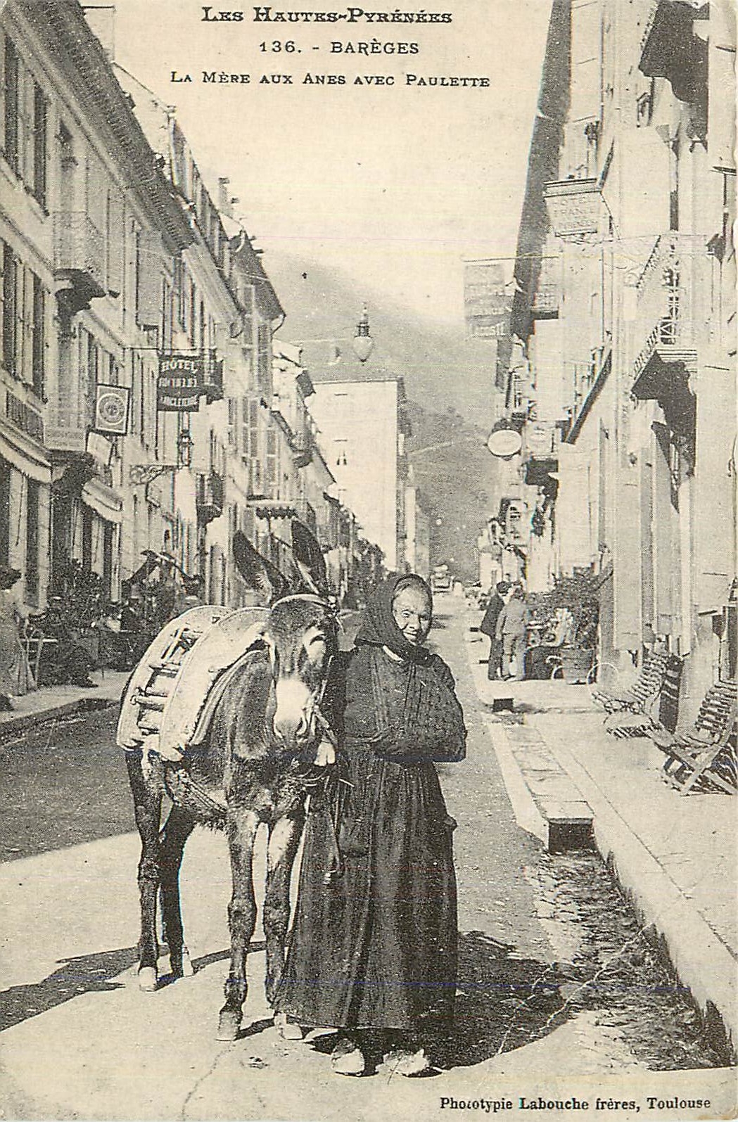 Barèges, la mère aux ânes avec Paulette — Phototypie Labouche frères, Toulouse, n°136