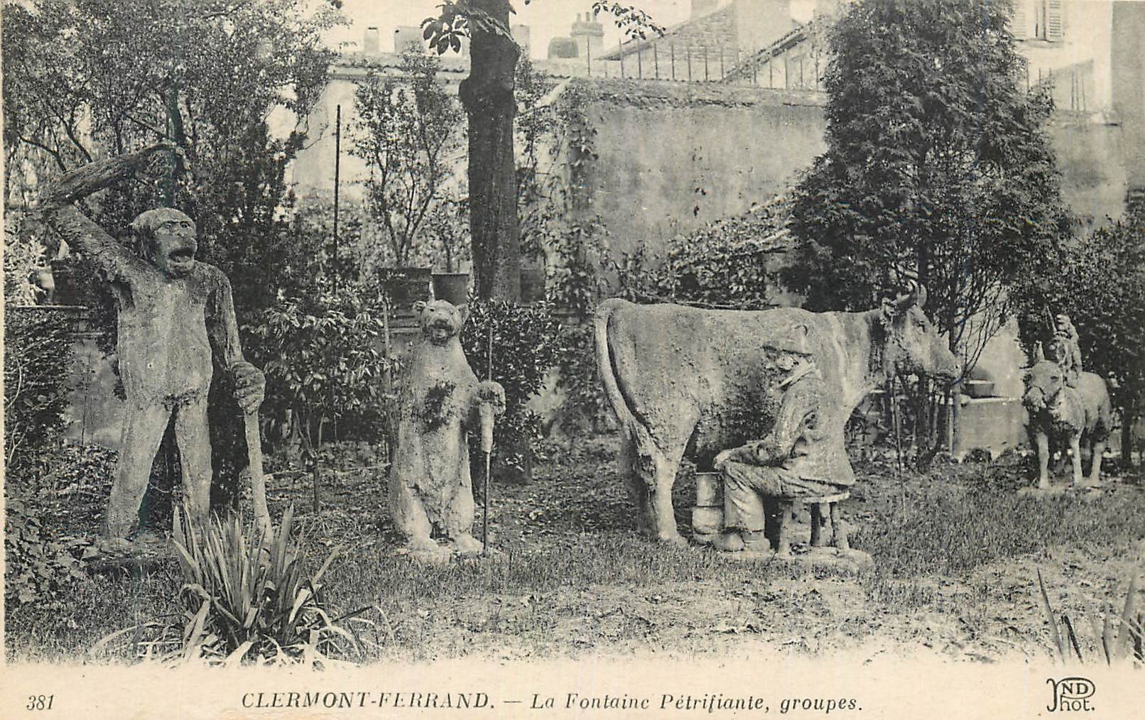 CPA Clermont Ferrand La Fontaine Petrifiante Groupes Vache Ane Donkey