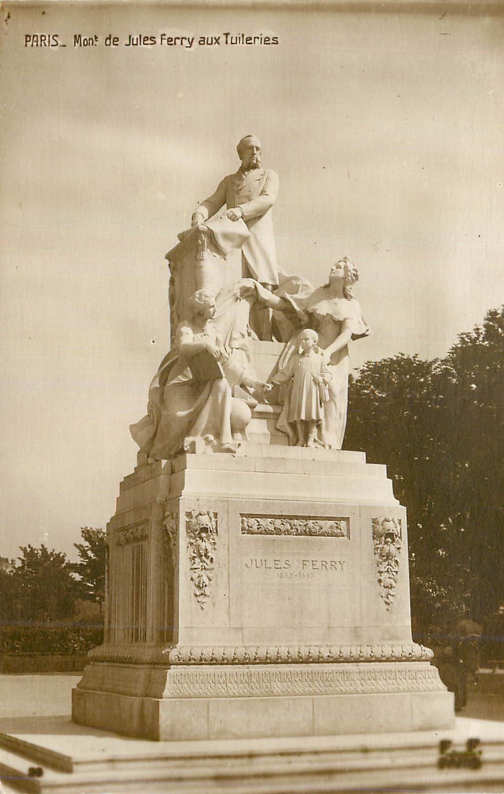 CPA Paris Mont de Jules Ferry aux Tuileries