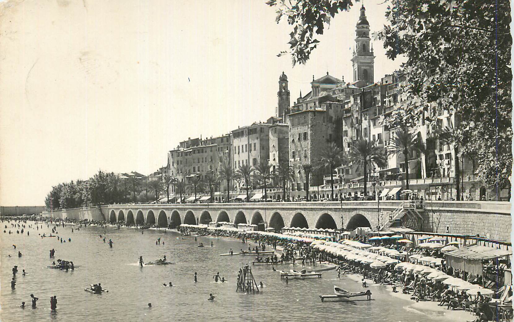 CPM Menton La Plage des Sablettes La Promenade et la Vieille Ville