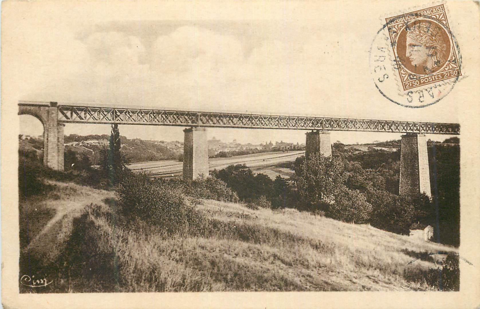 CPA Thouars (D S) Viaduc du Chemin de Fer Construit par Eiffel (190m) de Longueur 56 m de Haut)