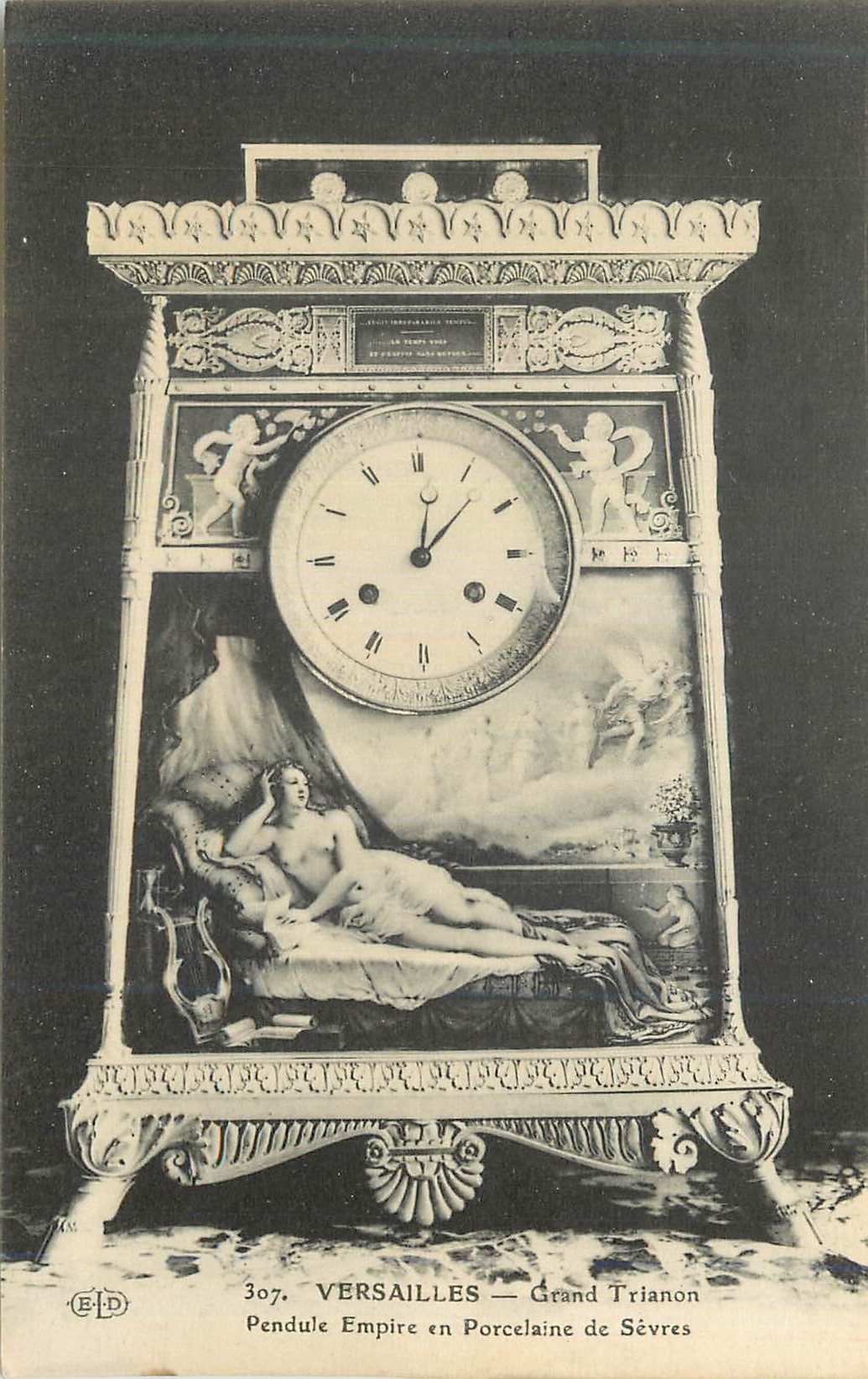 CPA Versailles Grand Trianon Pendule Empire en Porcelaine de Sevres