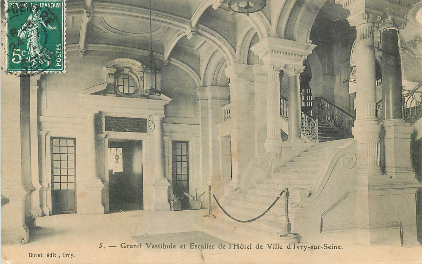 CPA Grand Vestibule et Escalier de l'Hotel de Ville d'Ivry sur Seine