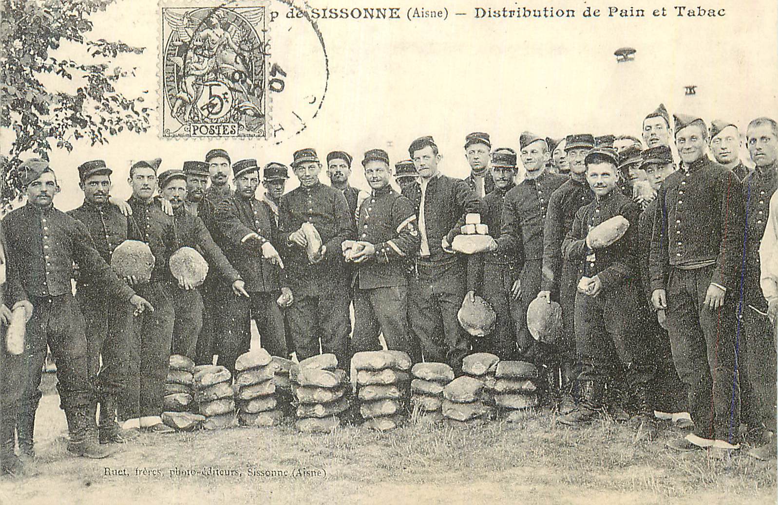 Camp de Sissonne (Aisne) — Distribution de Pain et Tabac — Ruet, frères, photo-éditeurs, Sissonne (Aisne)
