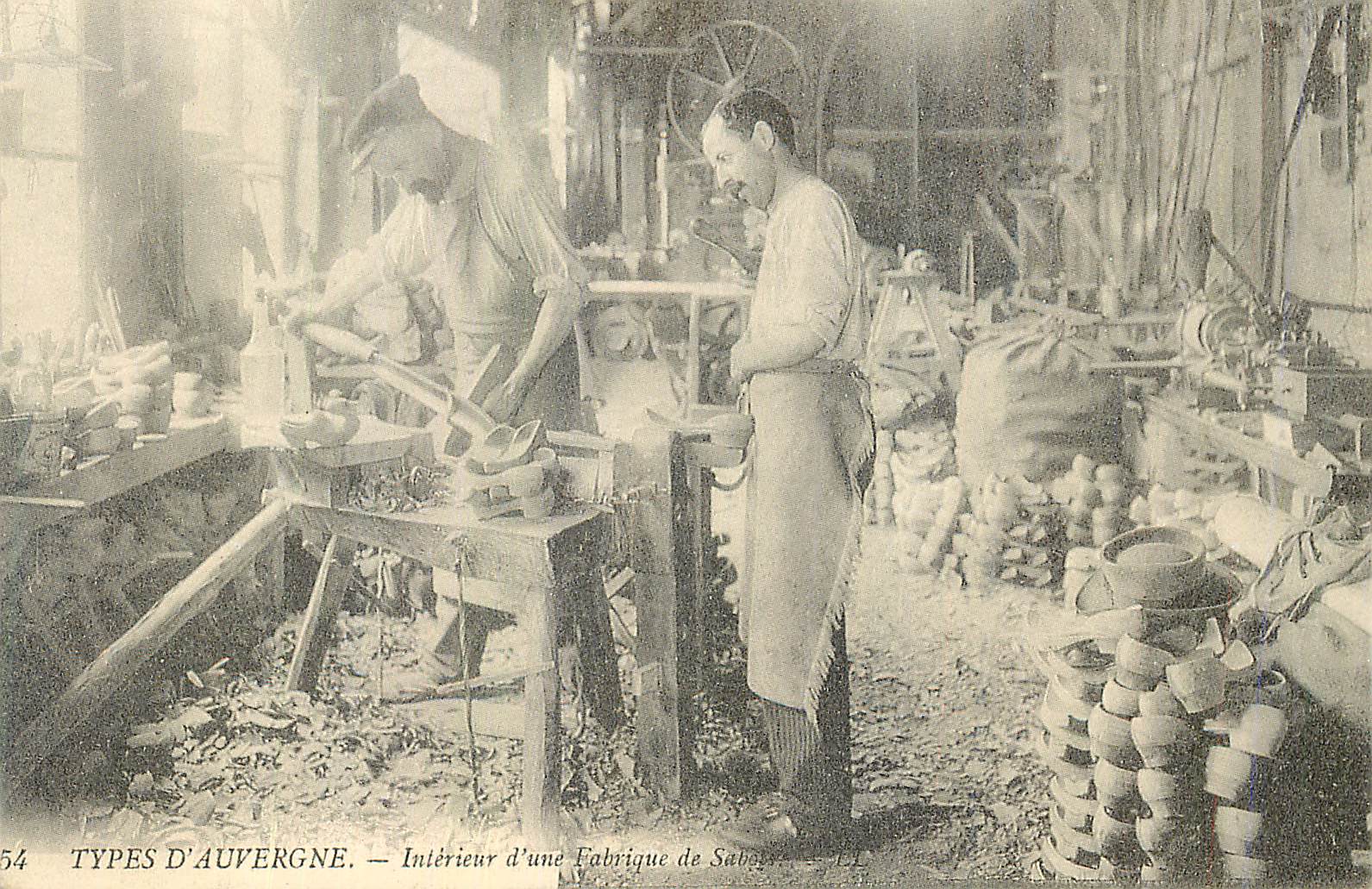 REPRO Types D'Auvergne Interieur d'une Fabrique de Sabot Auvergne