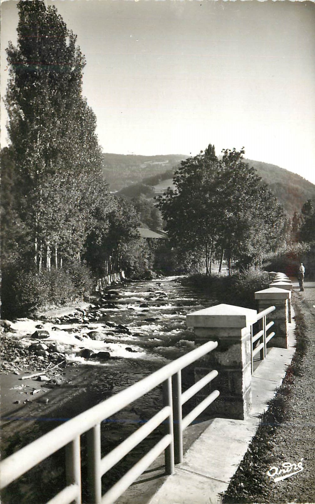 Allevard-les-Bains — Vue du pont sur le ruisseau — Éditeur Onéris, n° 5823