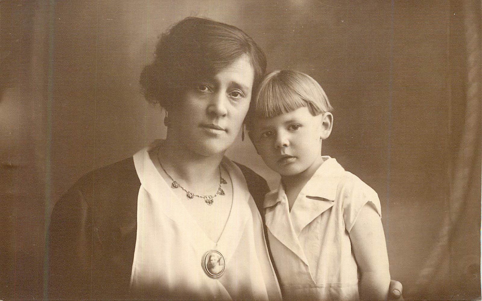 Femme et enfant — portrait studio — Photo H. Cottenier, Thourout, Burg