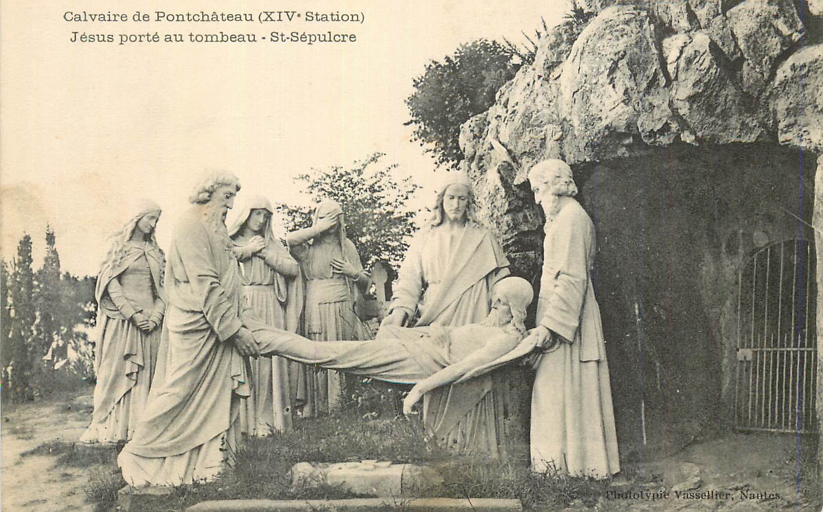 CPA Calvaire de Pontchateau (XIVe Station) Jesus porte au Tombeau St Sepulcre