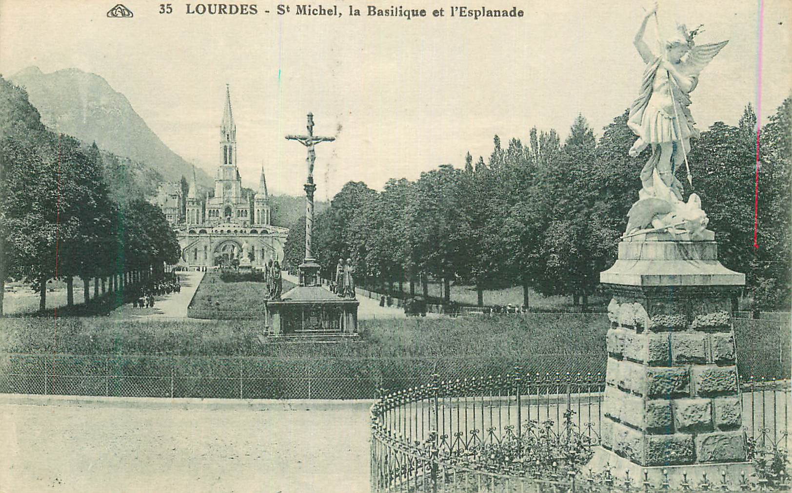 CPA Lourdes St Michel La Basilique et l'Esplanade