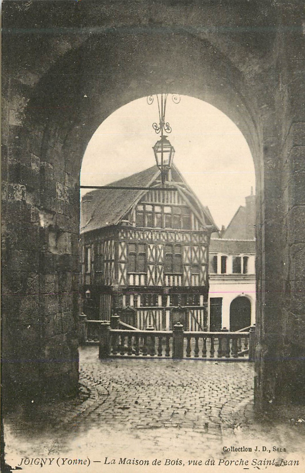 Joigny (Yonne) — La Maison de Bois, vue du Porche Saint-Jean — Collection J. D., Sens