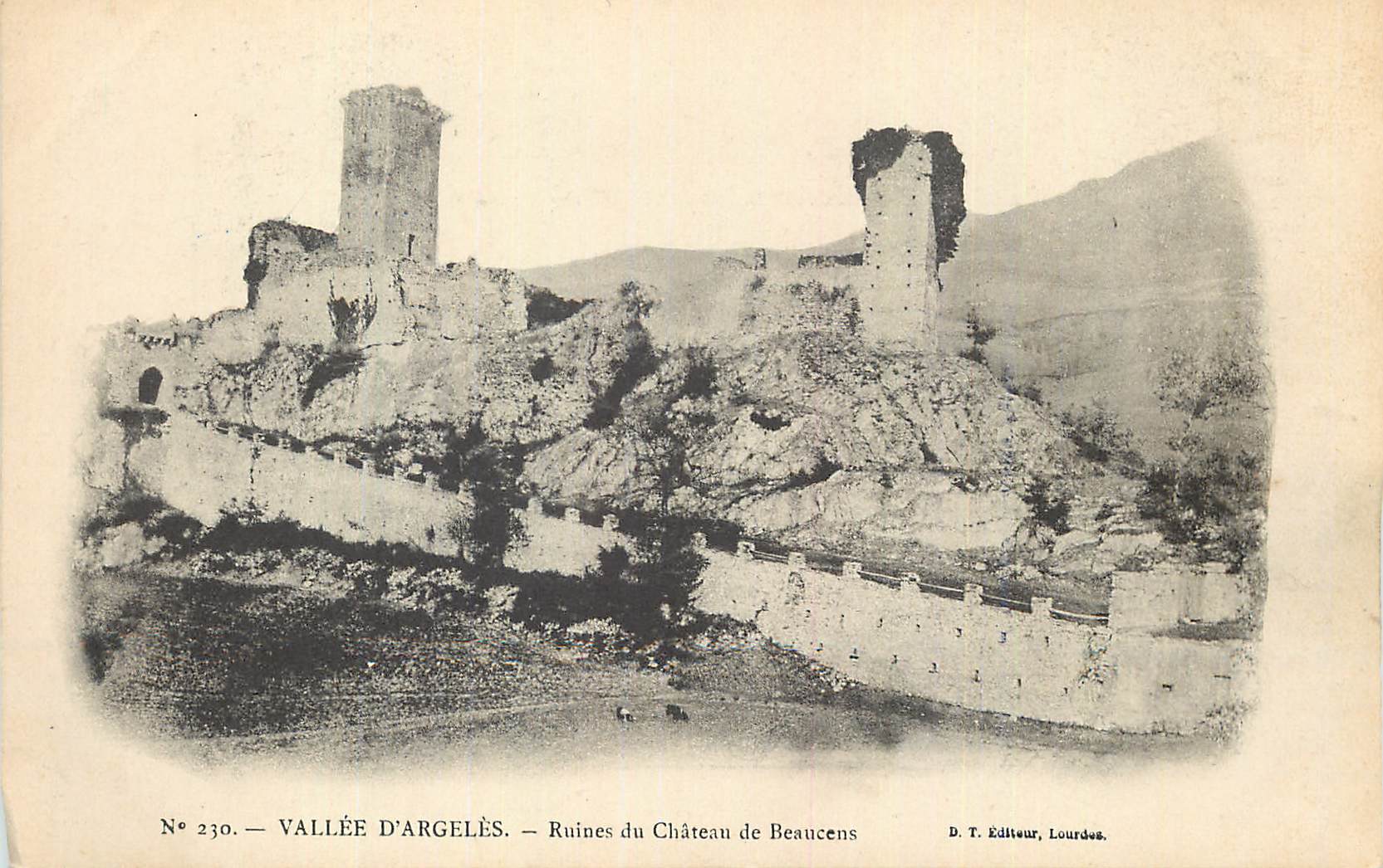 CPA Vallee d'Argeles Ruines du Chateau de Beaucens (carte 1900)