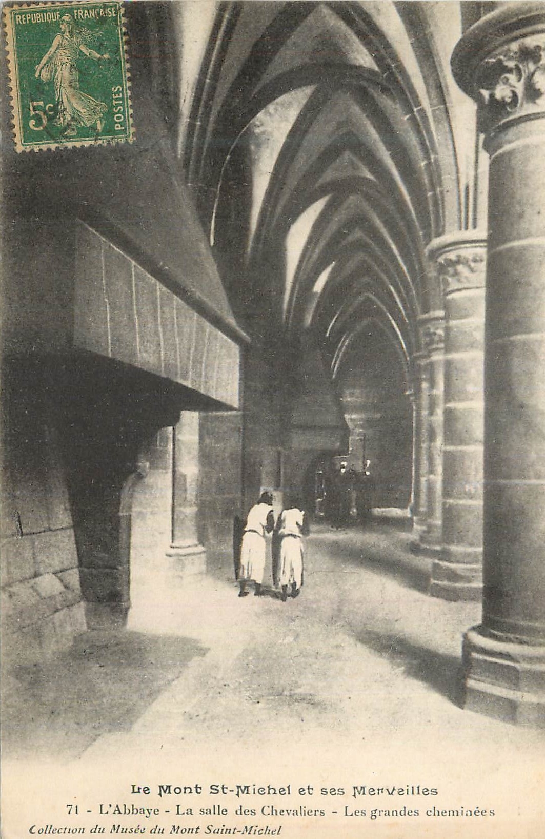 CPA le Mont St Michel et ses Merveilles l'Abbaye la Salle des Chevaliers les Grandes Cheminees