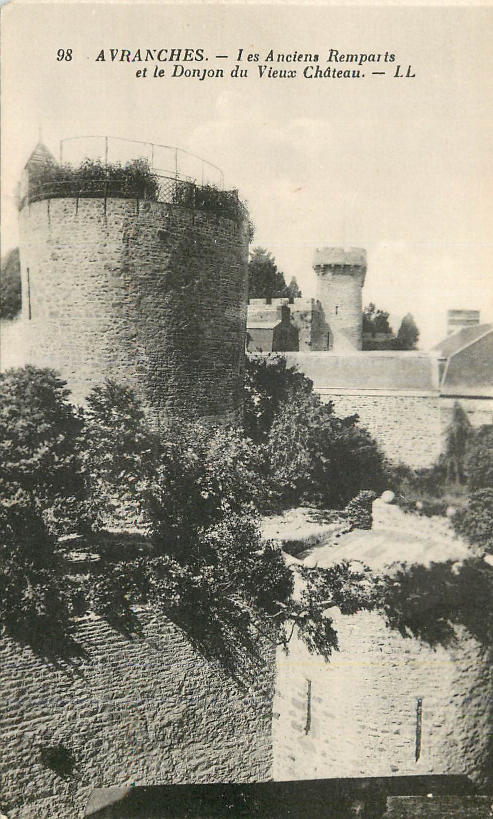 Avranches — Les Anciens Remparts et le Donjon du Vieux Château — LL