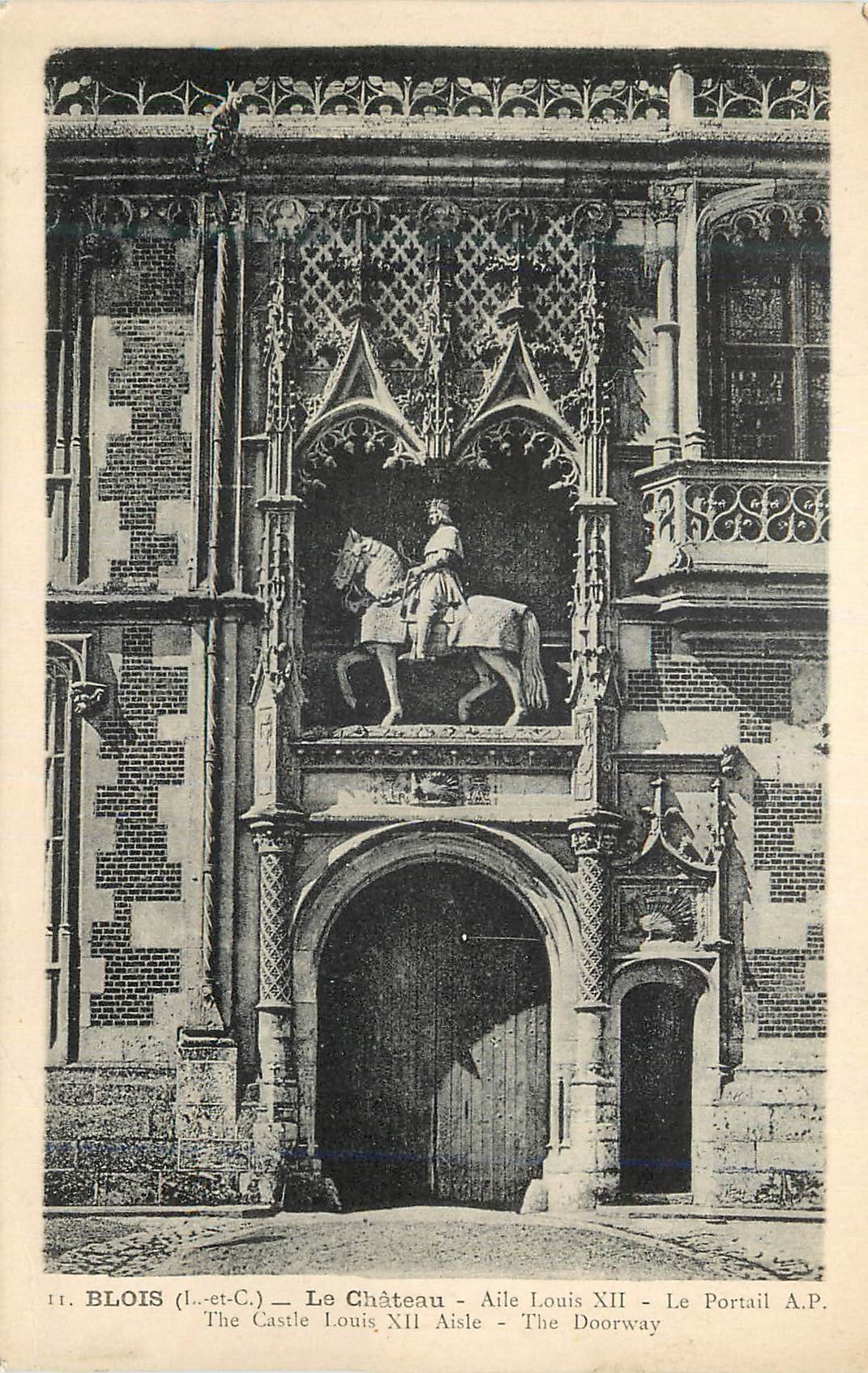 CPA Blois (L et C) le Chateau Aile Louis XII le Portail