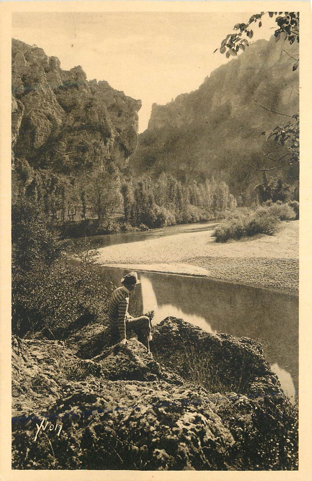 Gorges du Tarn — Les Détroits vus de l'entrée du Cirque des Beaumes (Lozère) — Éditions d'Art YVON, Paris