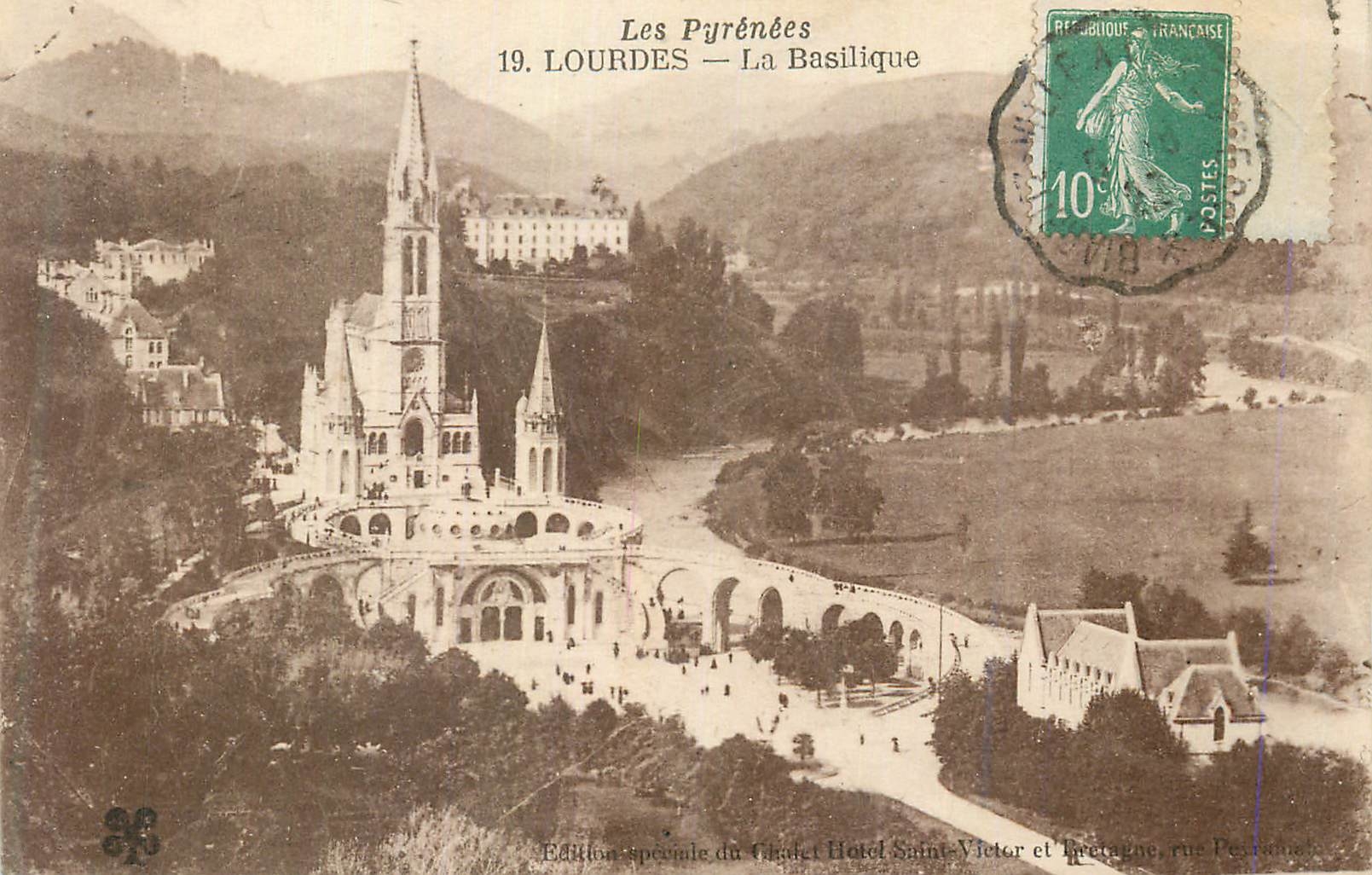 CPA les Pyrenees Lourdes la Basilique