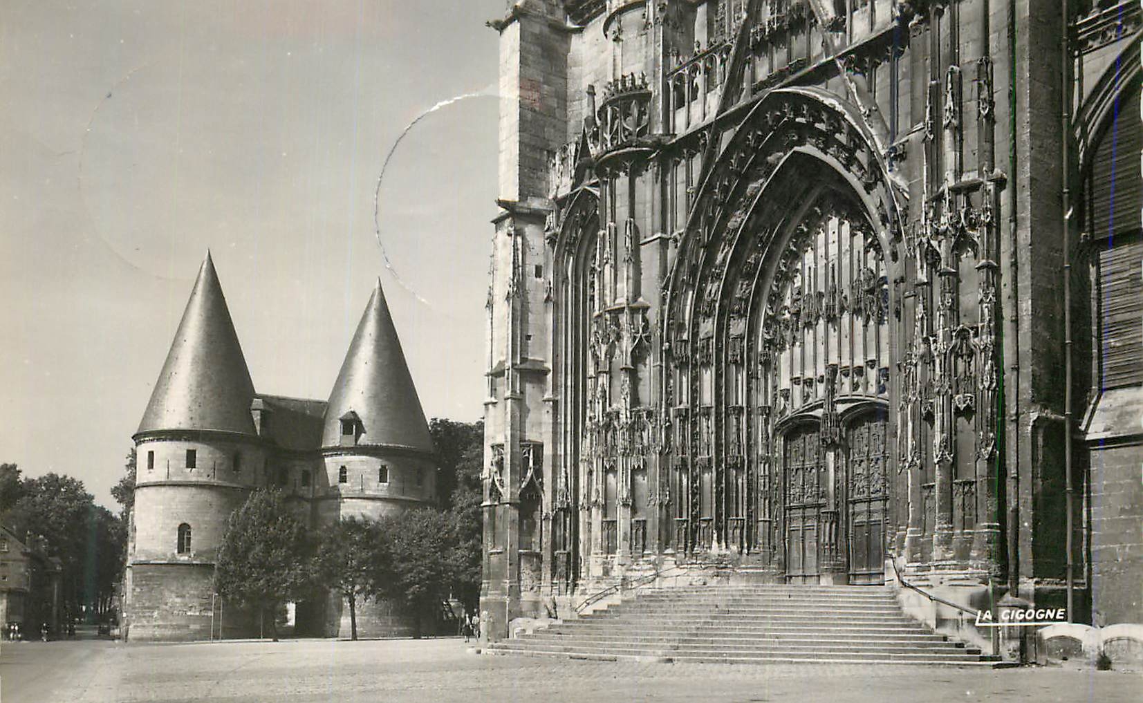 CPM Beauvais (Oise) le Portail de la Cathedrale et le Palais de Justice