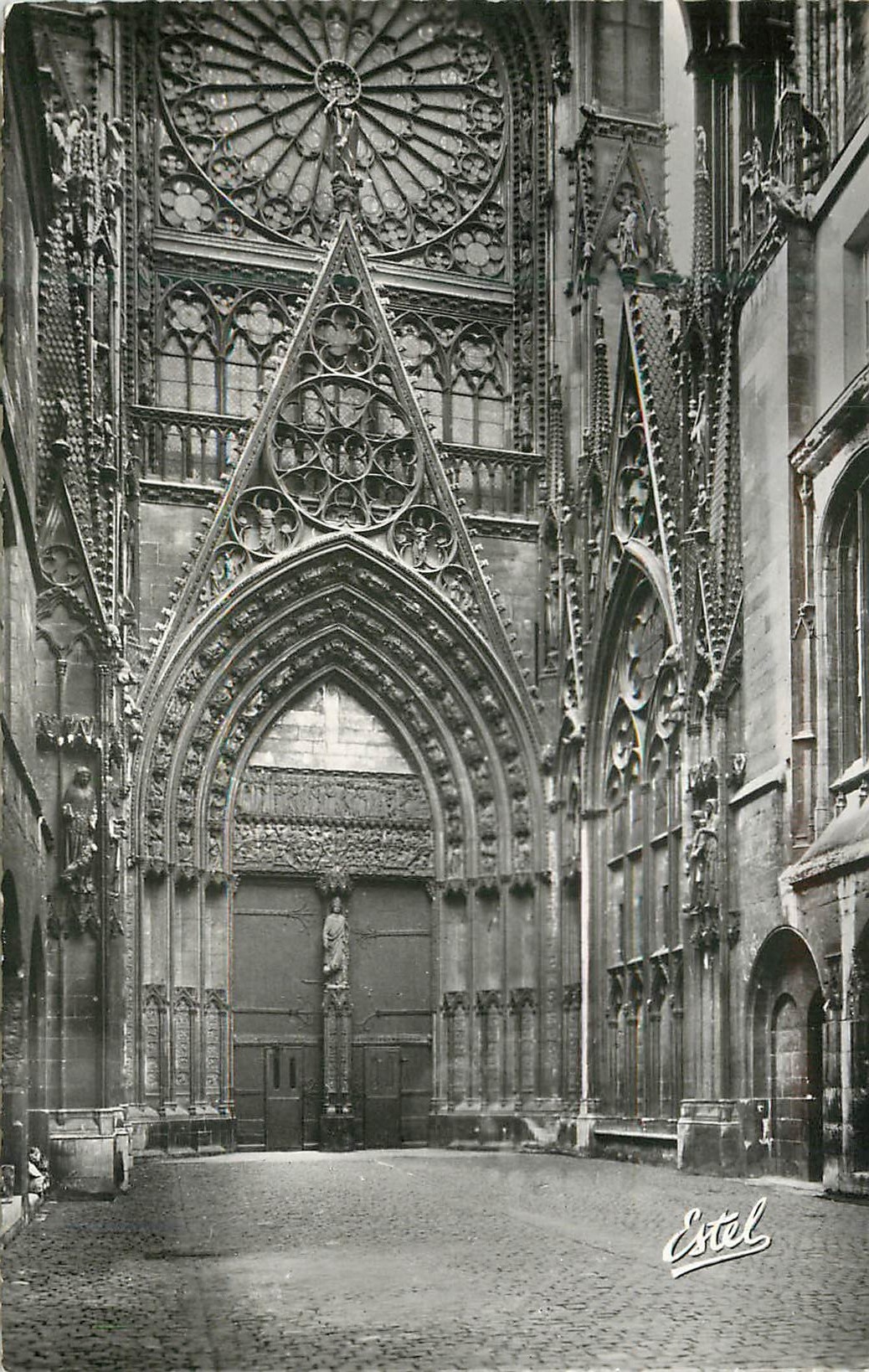 CPM Rouen la Cathedrale Cour des Librairies