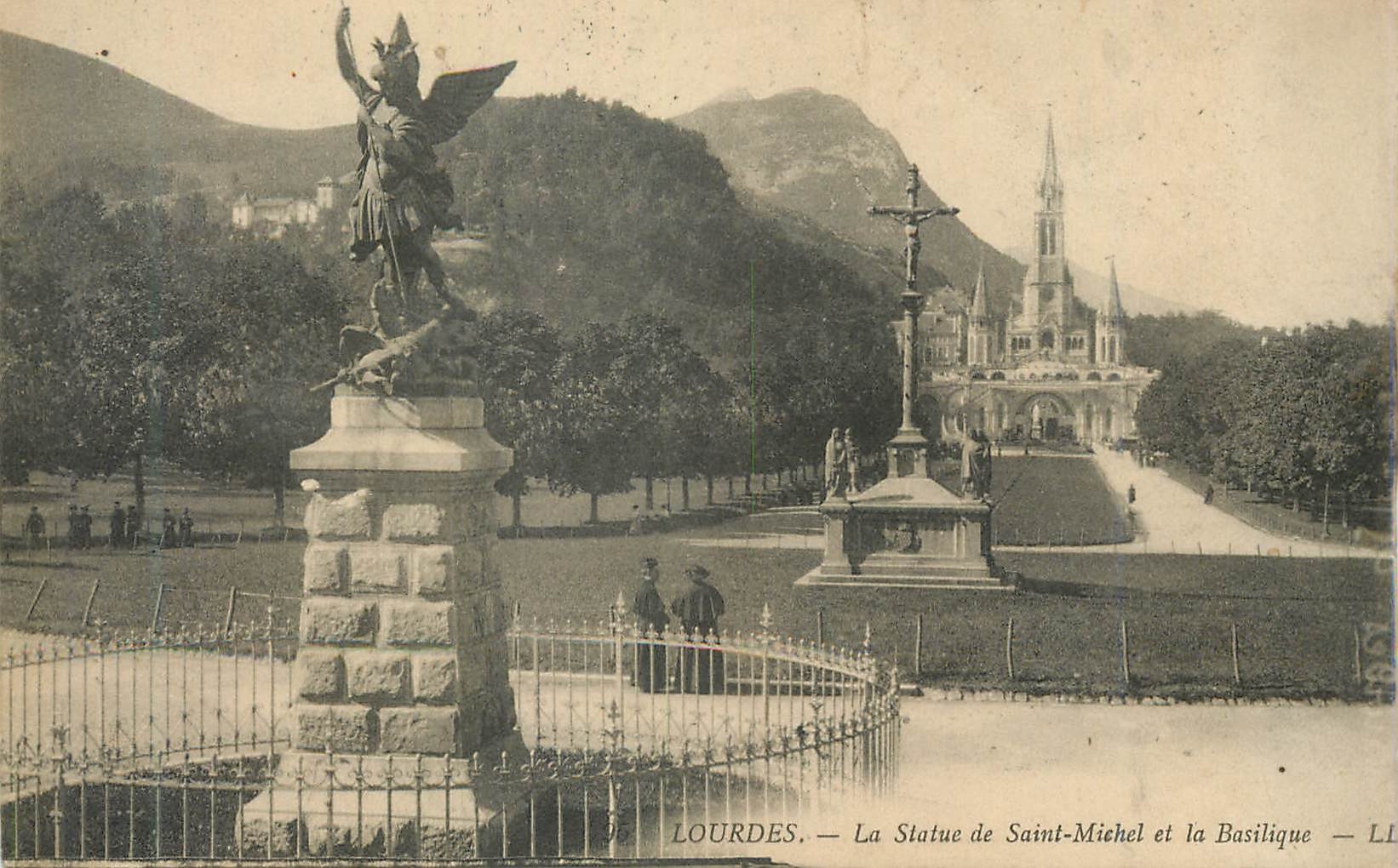 CPA Lourdes la Statue de Saint Michel et la Basilique