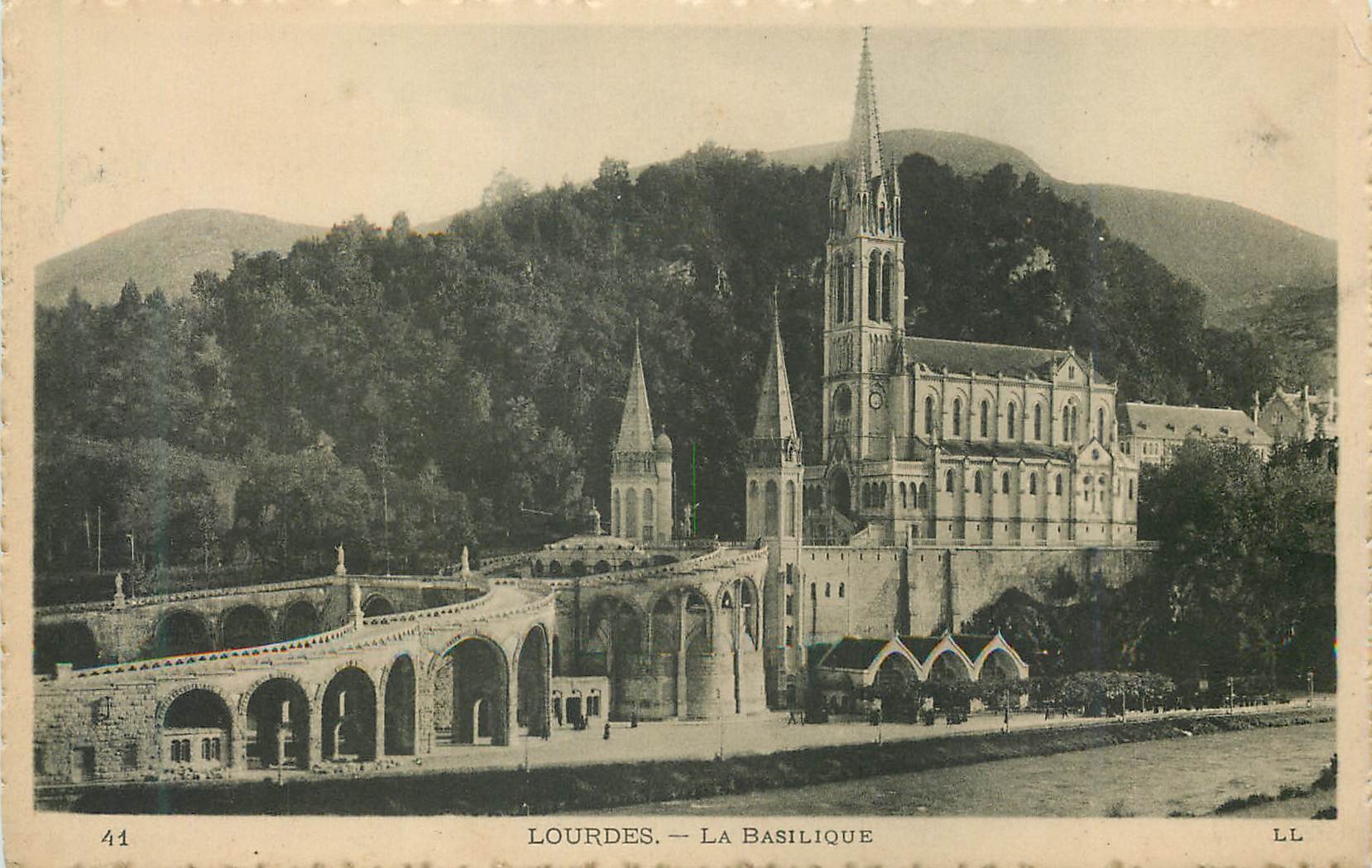CPA Lourdes la Basilique