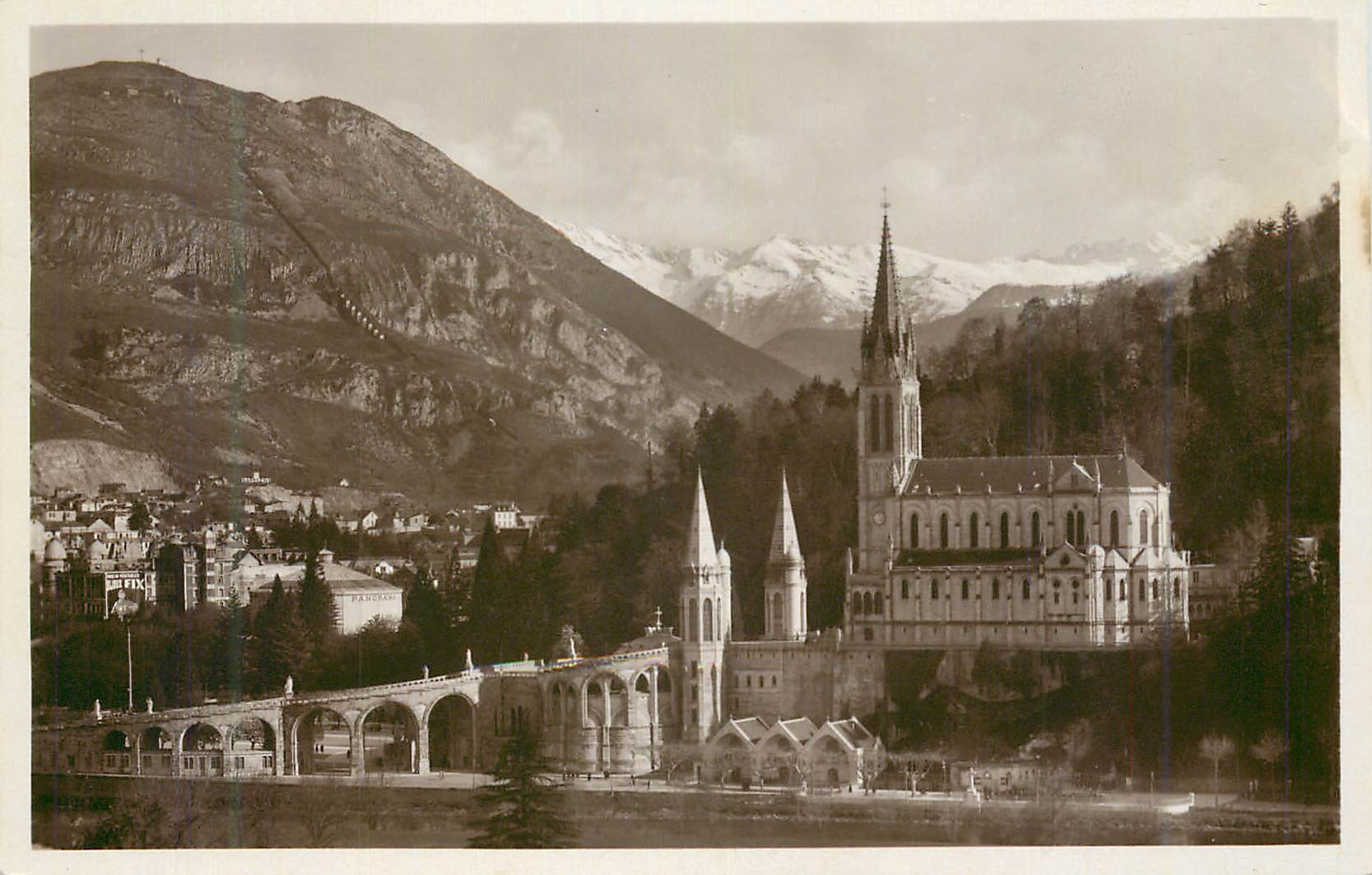 CPA Lourdes la Basilique et les Montagnes