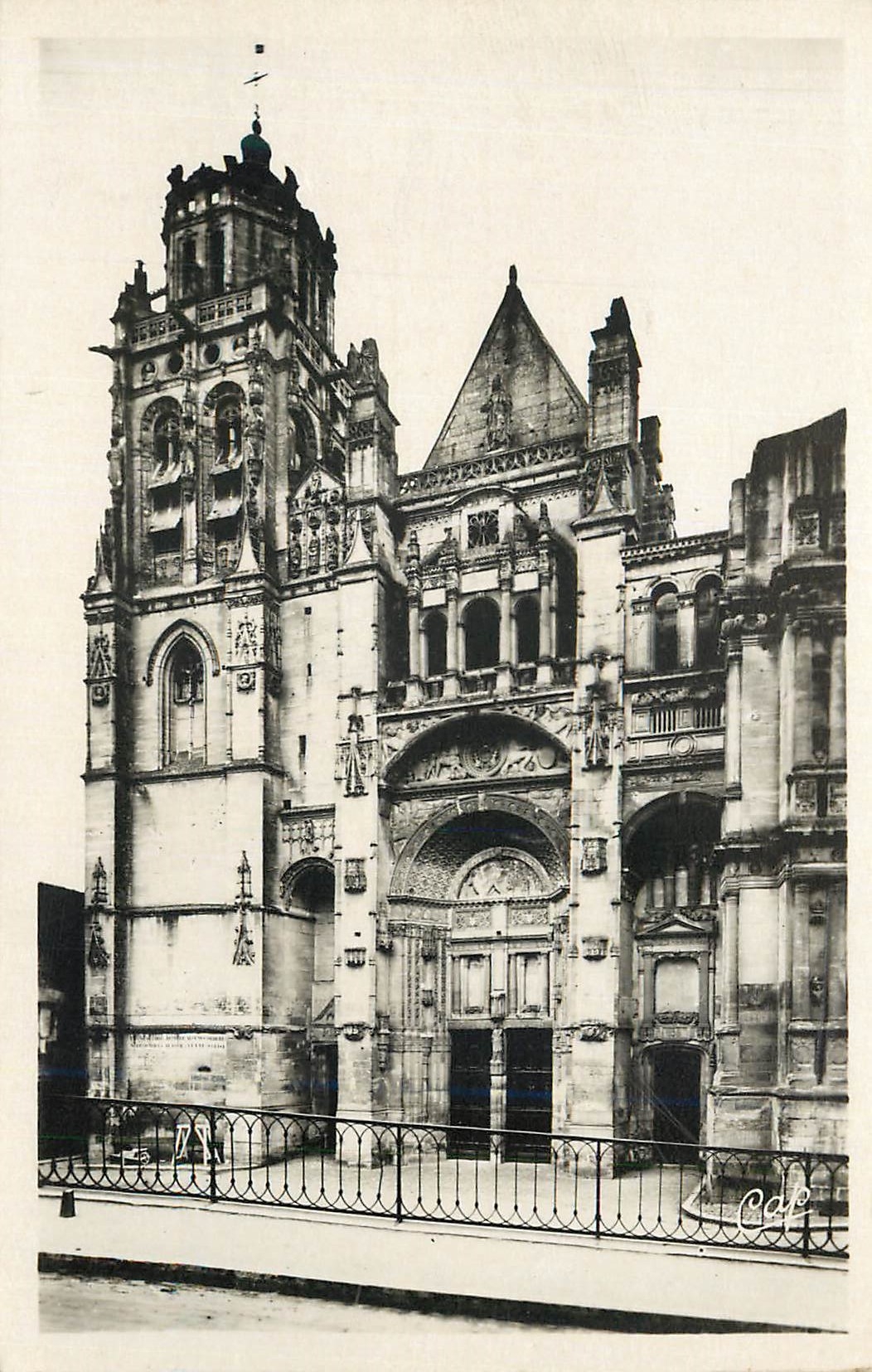 Gisors - Cathédrale - Grand portail et tour du Nord — Édition R Henaff (44)