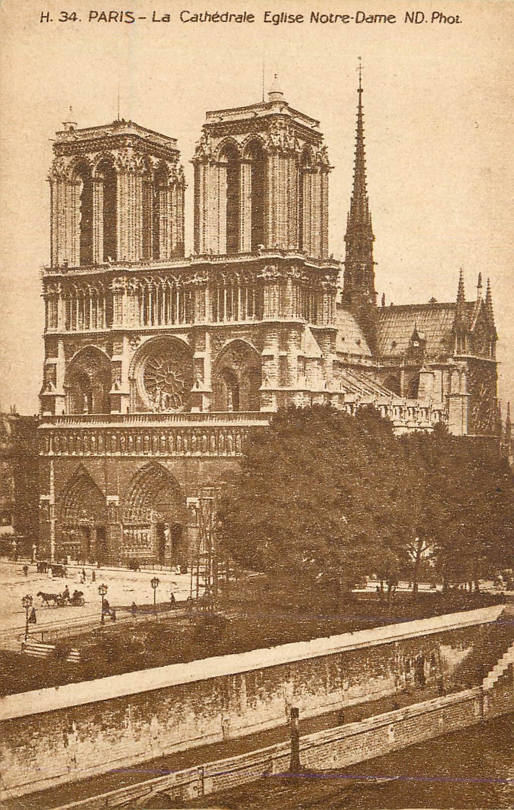 CPA Paris la Cathedrale Eglise Notre Dame